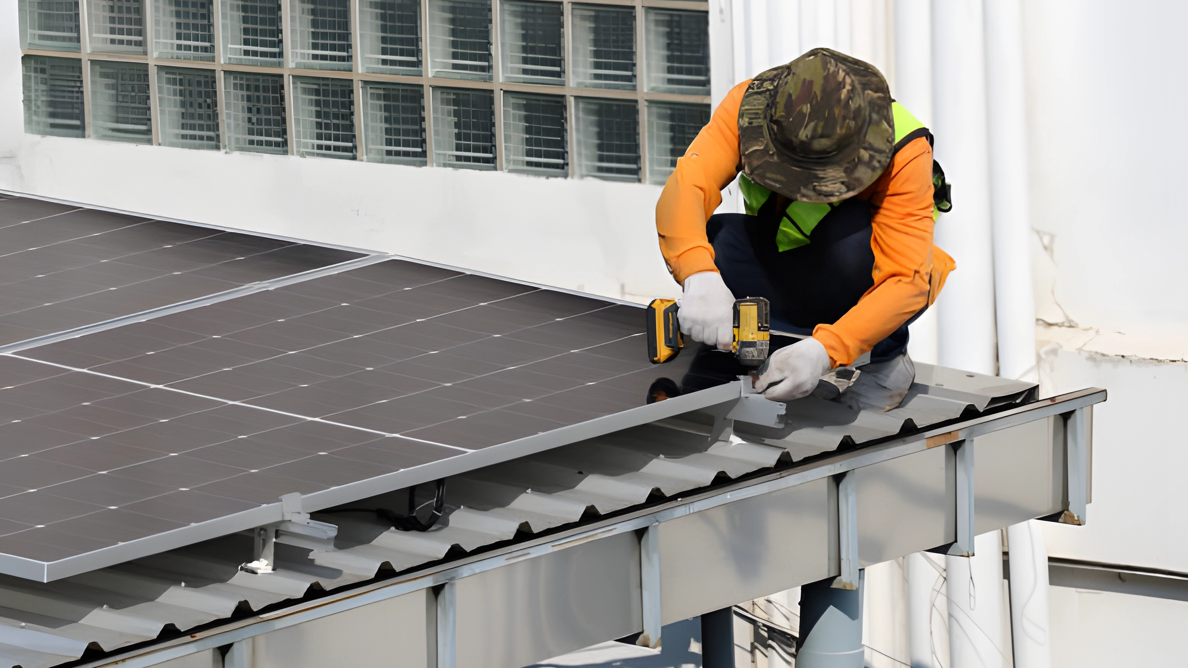 Дээвэр дээр суурилуулсан нарны систем ба газар дээр суурилуулсан нарны систем: давуу, сул тал, хамгийн сайн хэрэглээ