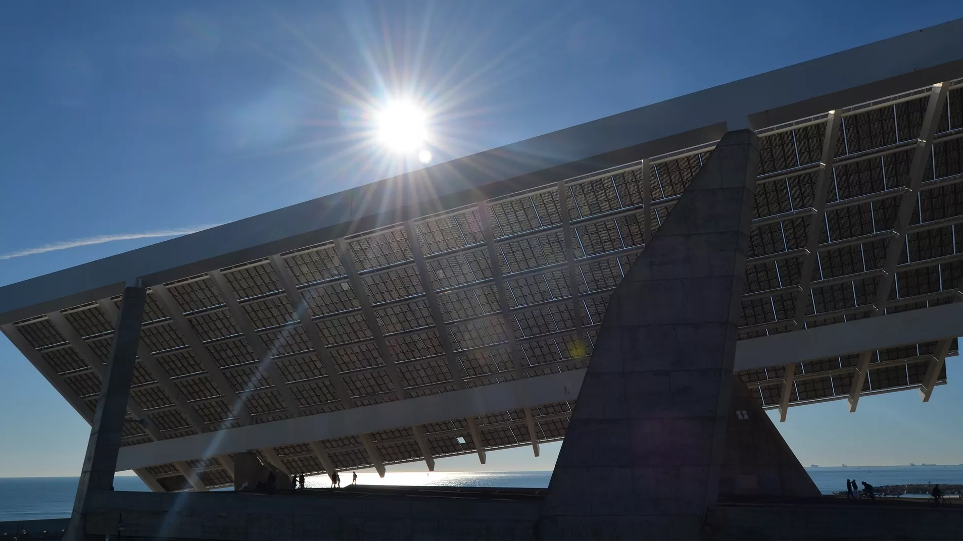 انتخاب بهترین مواد نصب خورشیدی: راهنمای طول عمر و عملکرد