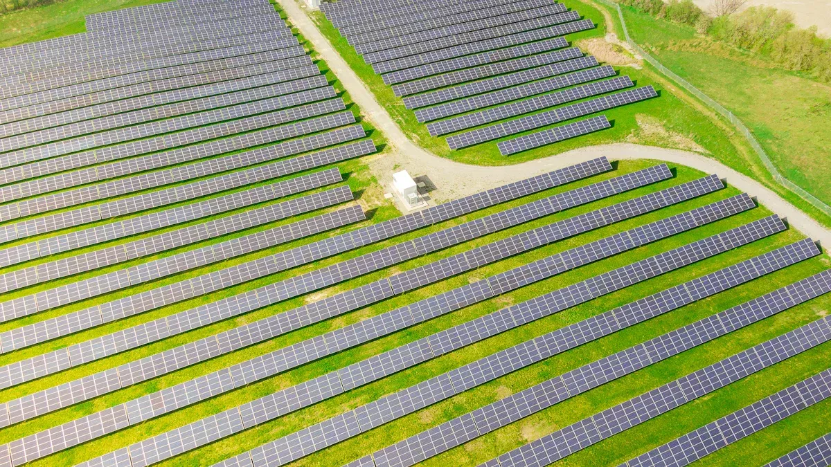 هل الطاقة الشمسية متجددة？